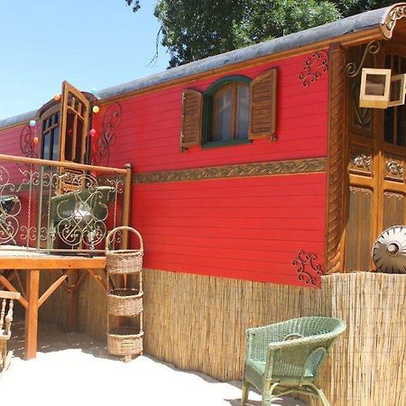 La Roulotte "Les Saintes" Bed and Breakfast Buitenkant foto